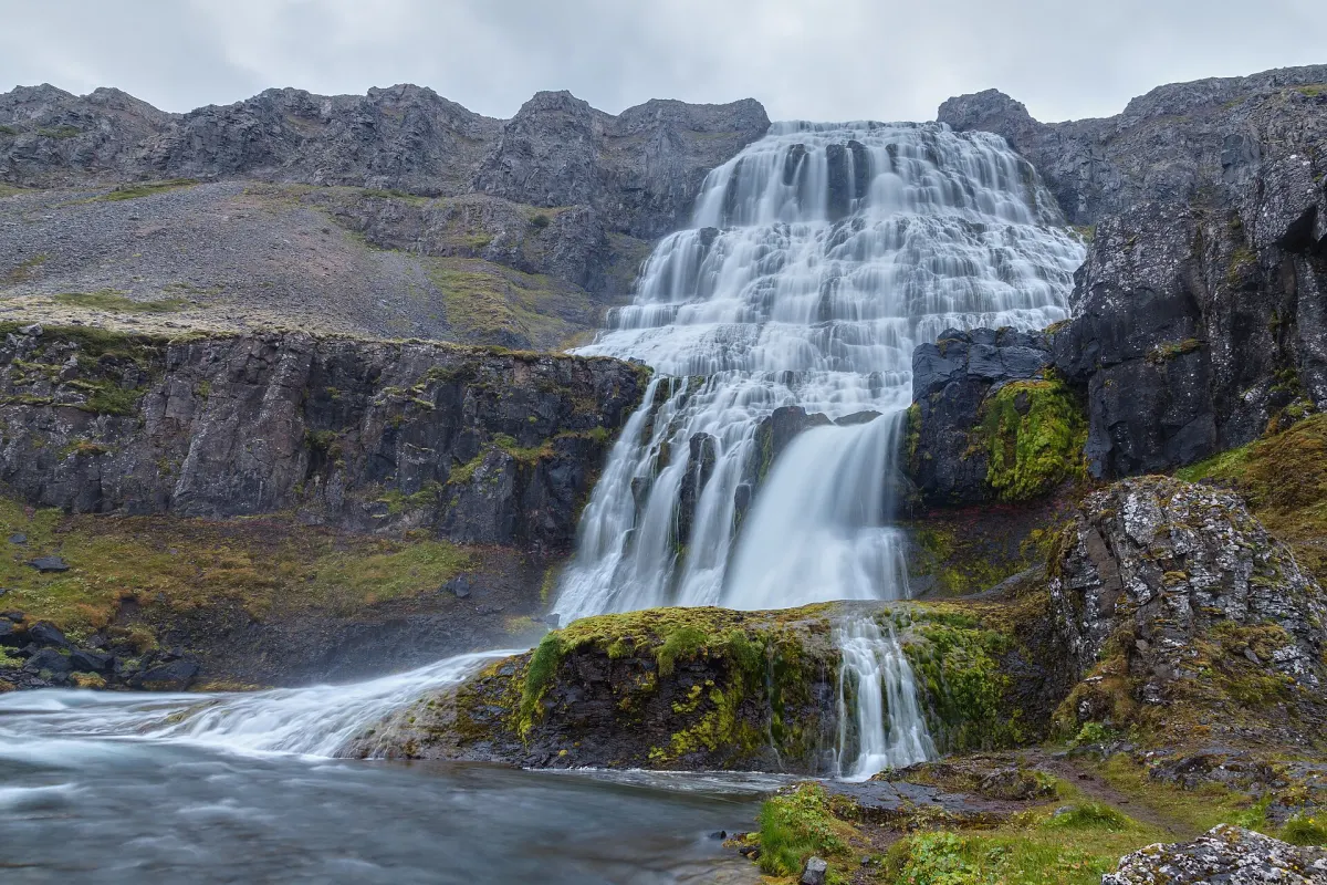 Der Dynjandi in den Westfjorden, ein breiter Wasserfall, der sich stufenförmig über Felsterrassen auffächert