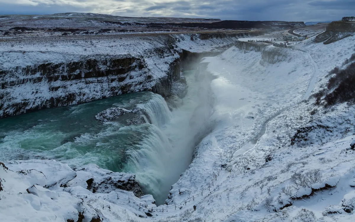 Der Gullfoss im Winter, die Schlucht unter Schnee und Eis