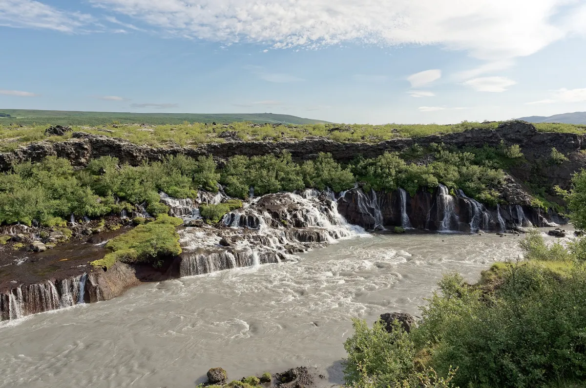 Die Hraunfossar strömen aus dem Lavafeld in den Gletscherfluss Hvítá im Westen Islands