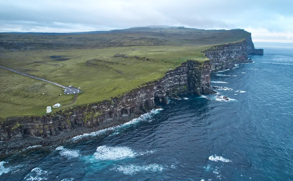 Luftaufnahme der Vogelklippen von Látrabjarg, die am westlichsten Punkt Islands steil ins Meer abfallen